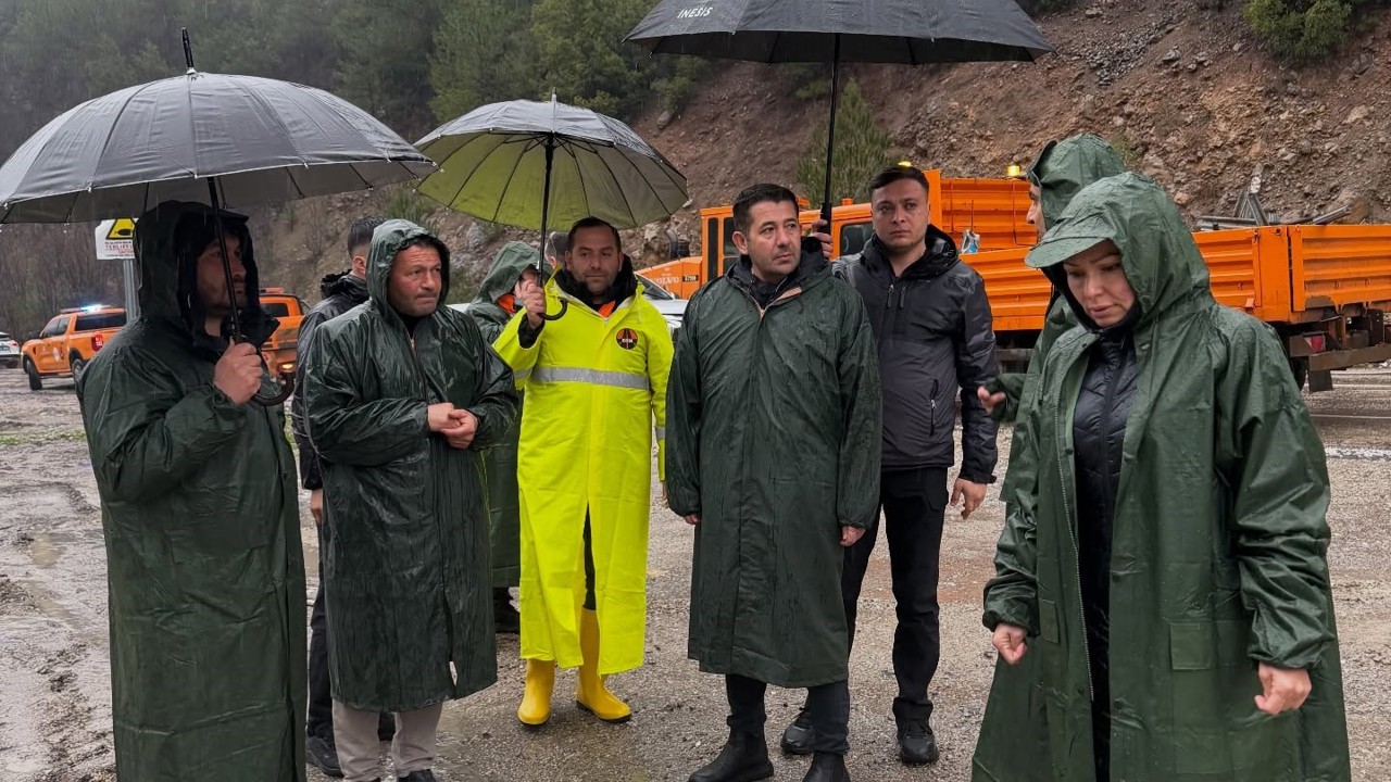 Başkan Özen’den heyelan uyarısı: "Zorunlu olmadıkça yola çıkmayın"
