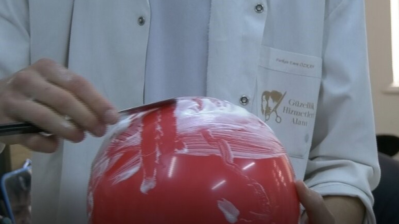 Köpüklü balonu patlatmadan, jiletle tıraş ederek sınavı geçiyorlar
