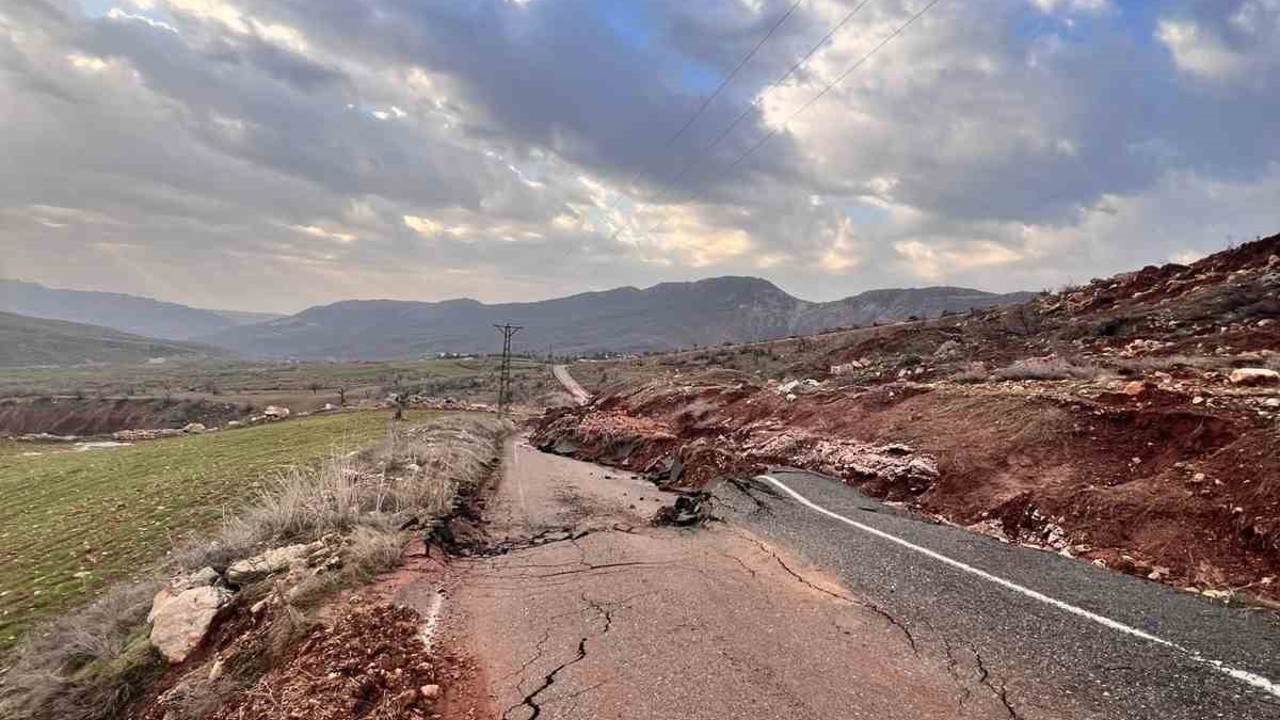 Kasrik’te heyelan alarmı: Köy yolu çöktü, ulaşım durdu
