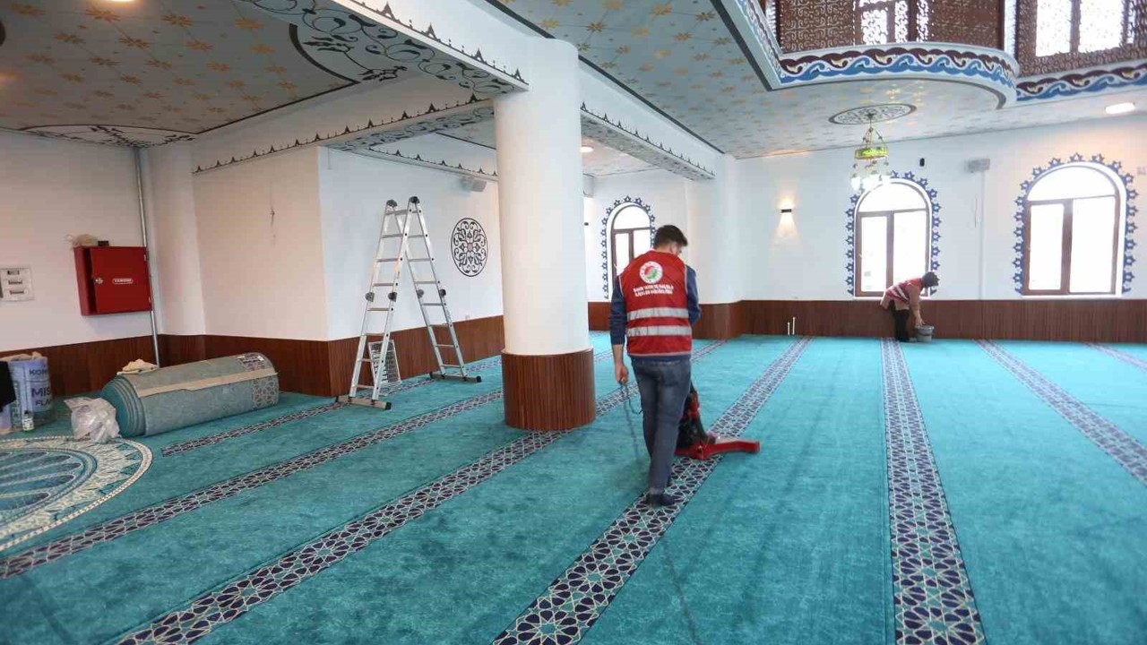 Kepez’de camiler Ramazan’a hazırlandı
