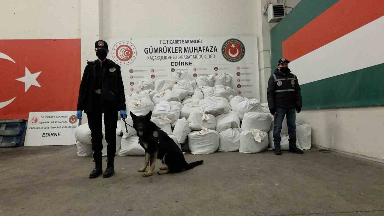 Kapıkule’de rekor yakalama, yaklaşık 1 ton esrar ele geçirildi
