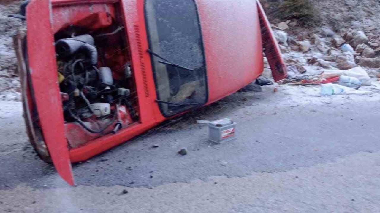 Şiddetli rüzgar otomobili yan yatırdı
