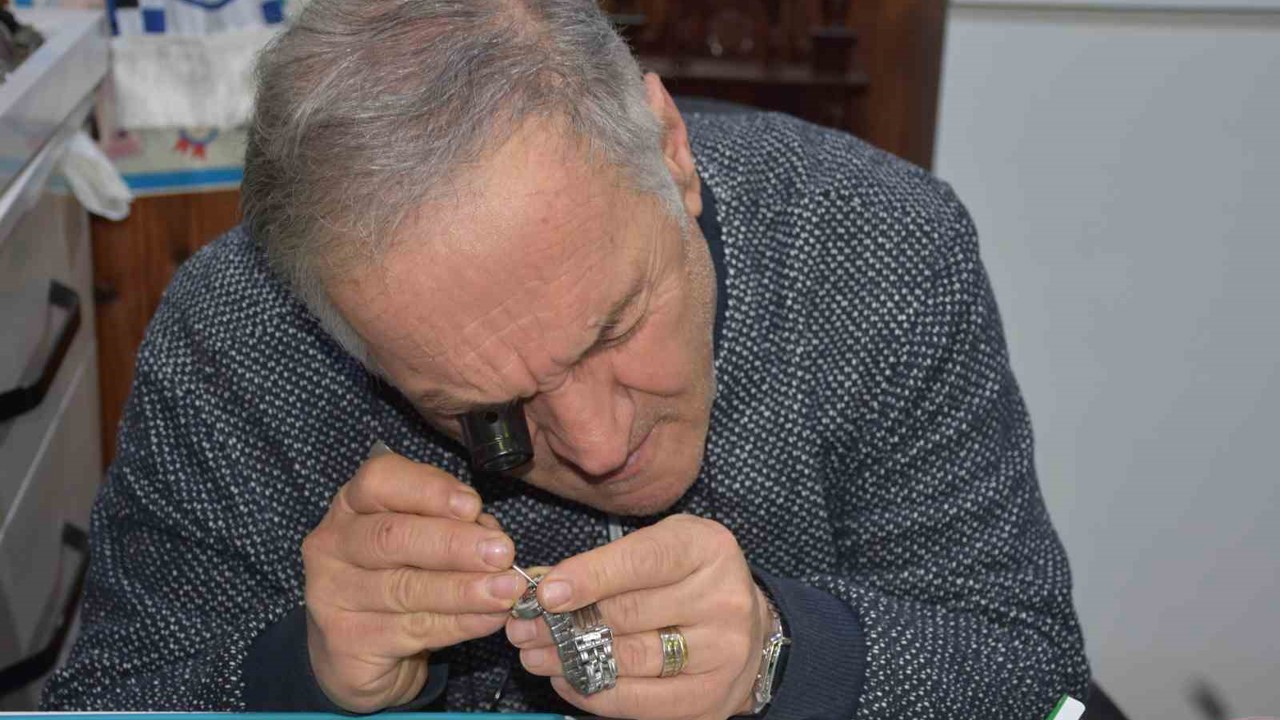 Yarım asırlık saat ustası çırak bulamadığı mesleğini eşiyle ayakta tutuyor

