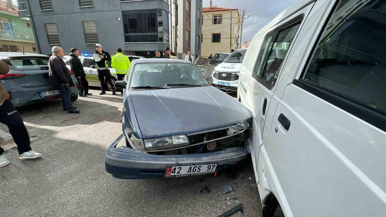 Polisten kaçan 14 yaşındaki sürücü minibüse çarpınca yakalandı

