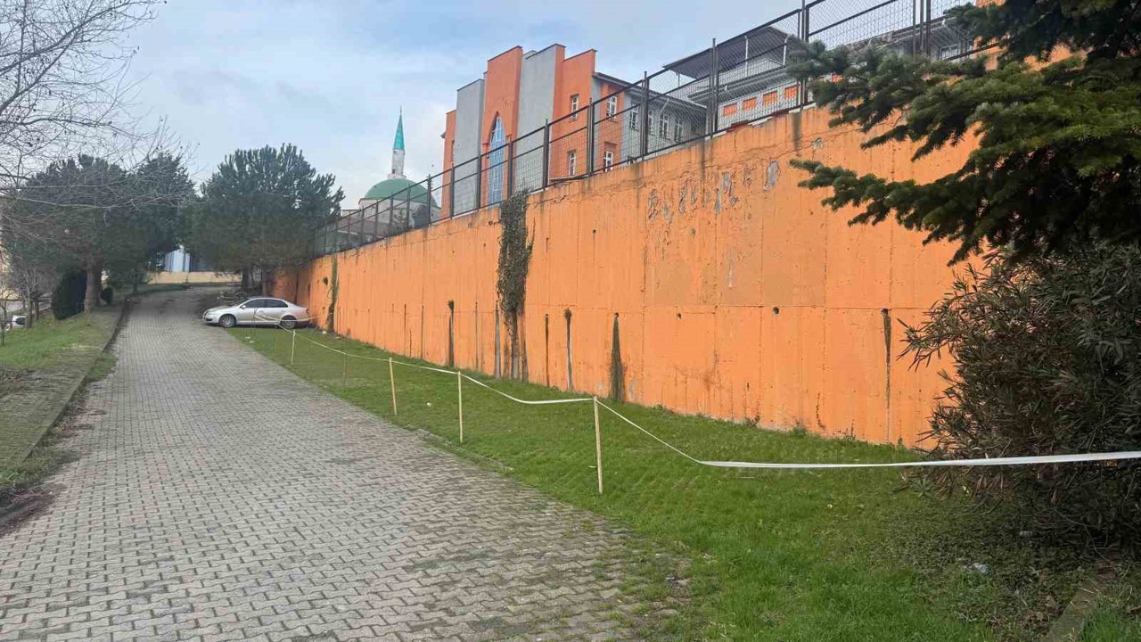 Alaplı TOKİ İlk ve Ortaokulu’nda istinat duvarında çökme tehlikesi
