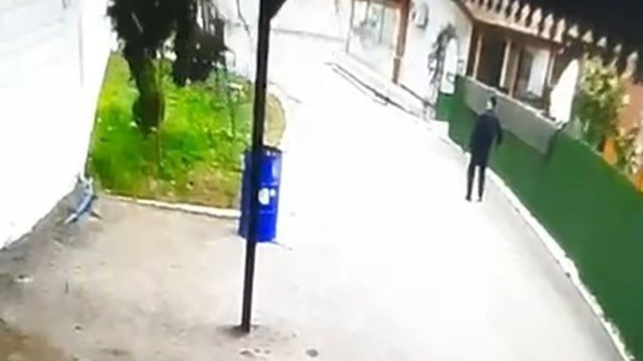 Tokat’ta fırtınanın devirdiği ağacın altında kalmaktan son anda kurtuldu
