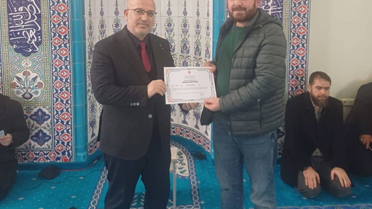 Emet’te Tashih-i Hurûf Kursunu tamamlayan din görevlilerine başarı belgesi
