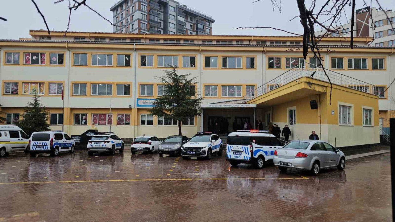 Ortaokulda bıçaklı kavga: 1 öğrenci yaralı
