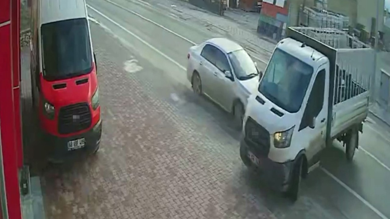 Dönüş yapmak isteyen kamyonete otomobil çarptı: 1 yaralı
