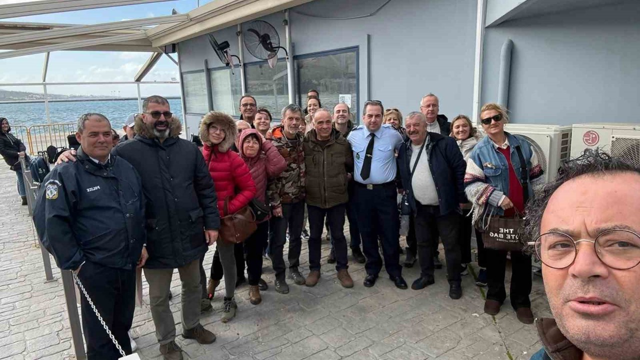 Türk turistlerden Yunanlı komisere çiçekli teşekkür
