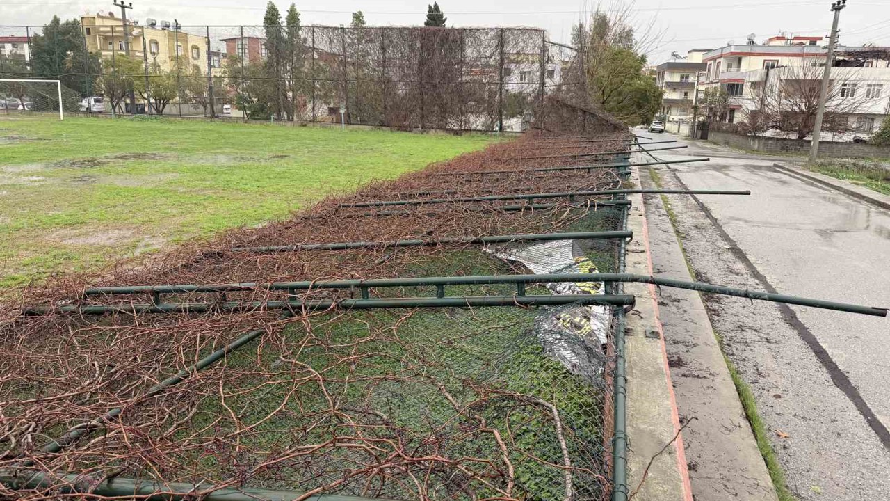 Tarsus’ta yağmur ve fırtına etkili oldu, seralar zarar gördü
