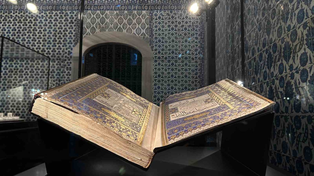 Osmanlı’nın en büyük mushafı Ramazan ayına özel ilk kez Topkapı Sarayı’nda sergide
