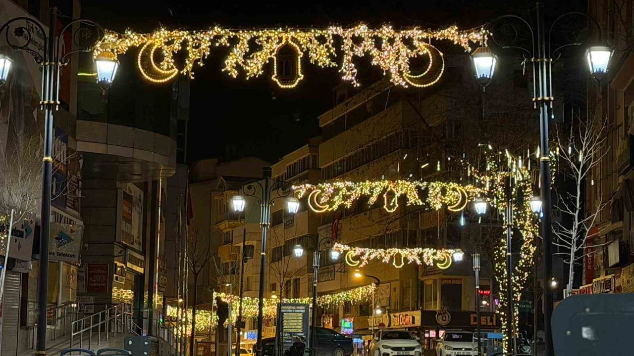 Karabük’te ışıklandırmalarla Ramazan heyecanı başladı
