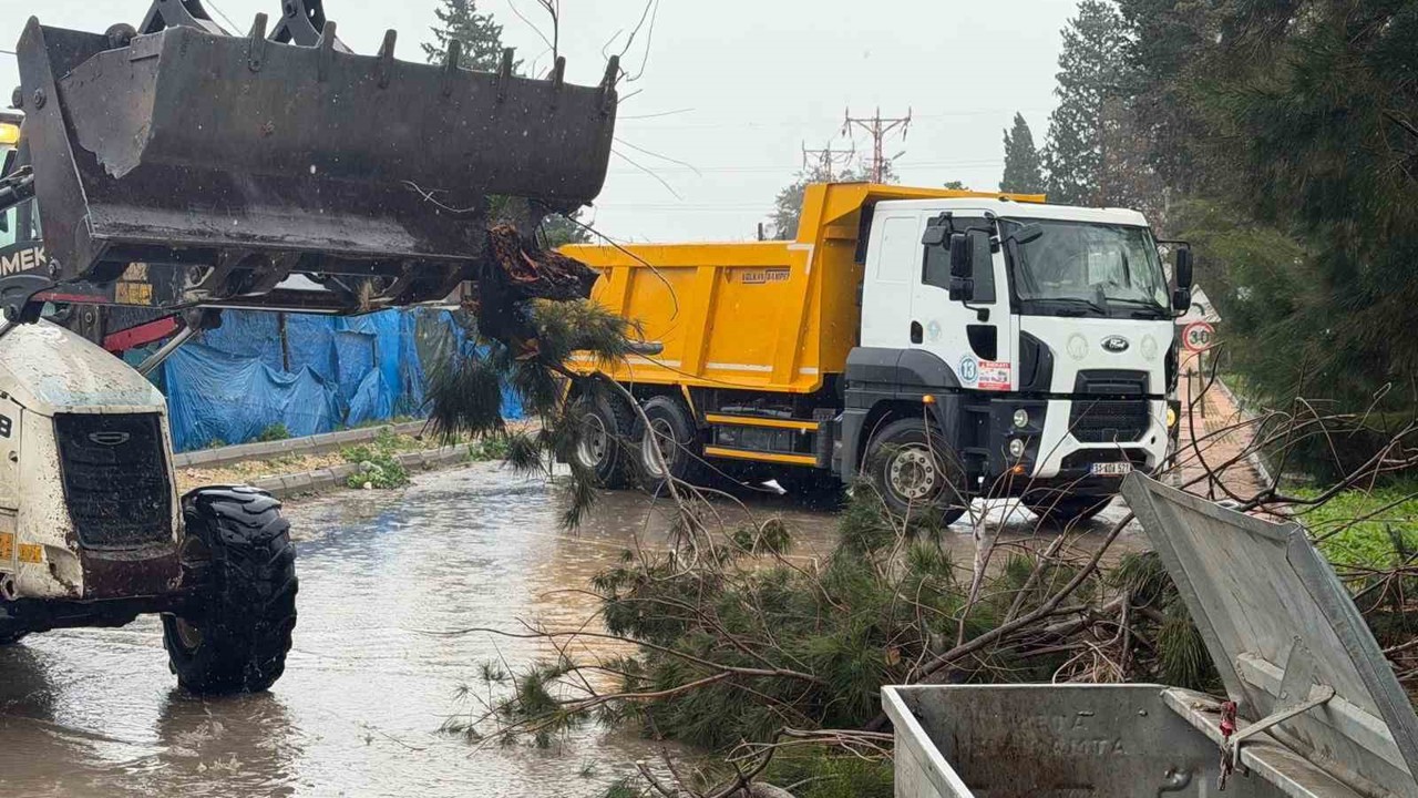 Akdeniz’de fırtına sonrası belediye ekipleri teyakkuzda
