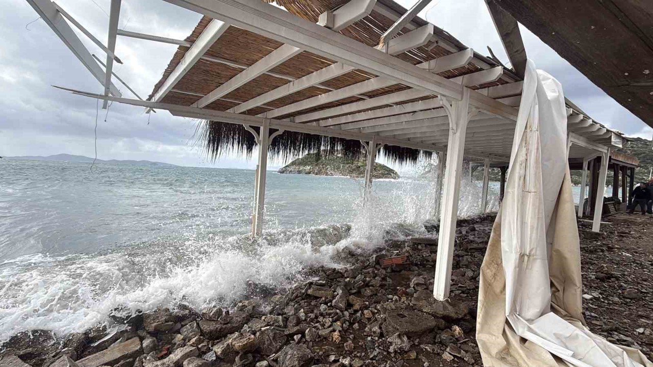 Bodrum sahili savaş alanına döndü: "Fırtına işletmeleri yerle bir etti"
