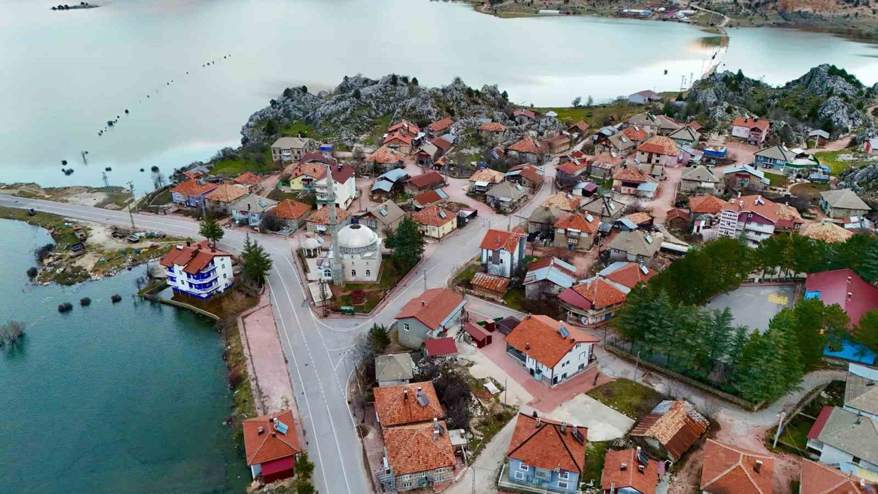 Yağış manzarası şaşırttı, Pınarbaşı deniz oldu
