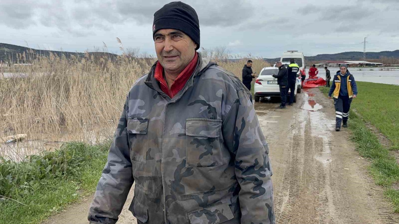 Ezine’de Menderes Çayı taştı, kışlada hayvanlarıyla mahsur kalan adam kurtarıldı
