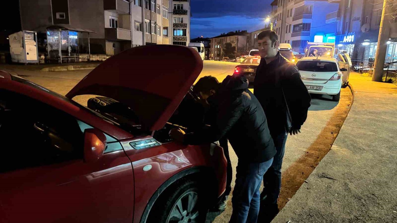 Otomobilin motoruna sıkışan kedi için seferber oldular
