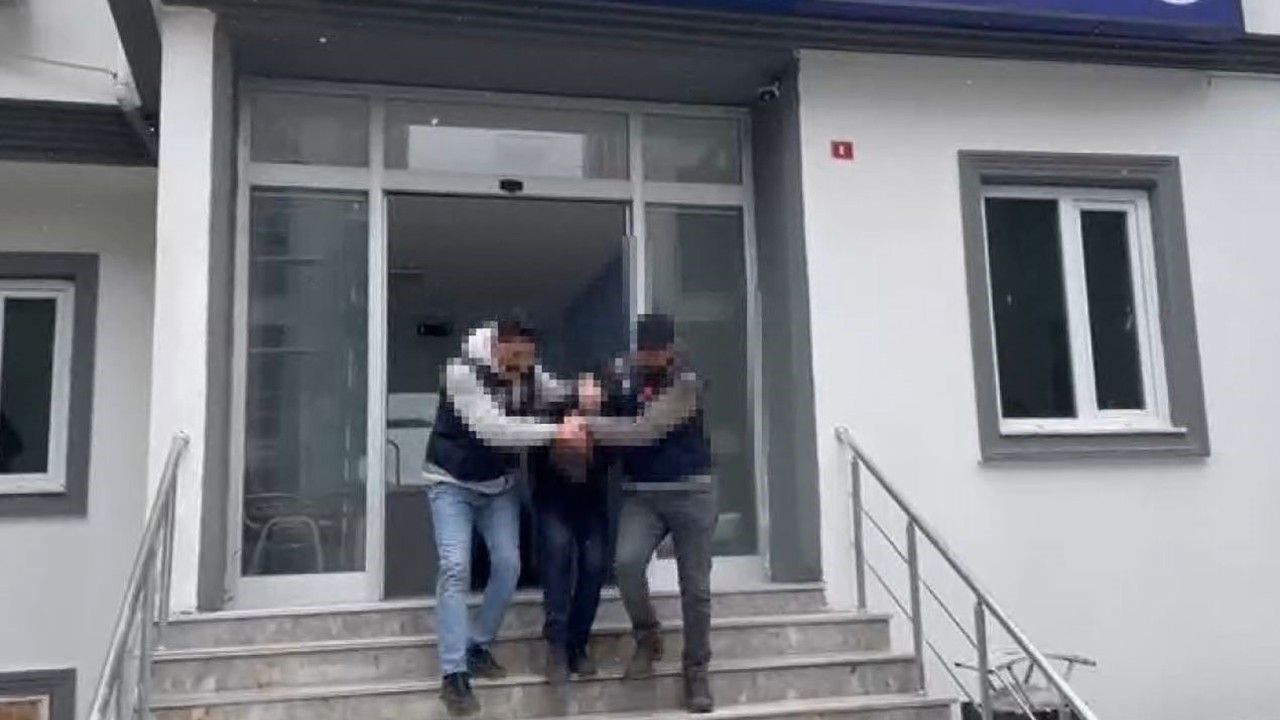 Eşini, çocuklarının gözü önünde bıçaklayarak öldüren adam adliyeye sevk edildi
