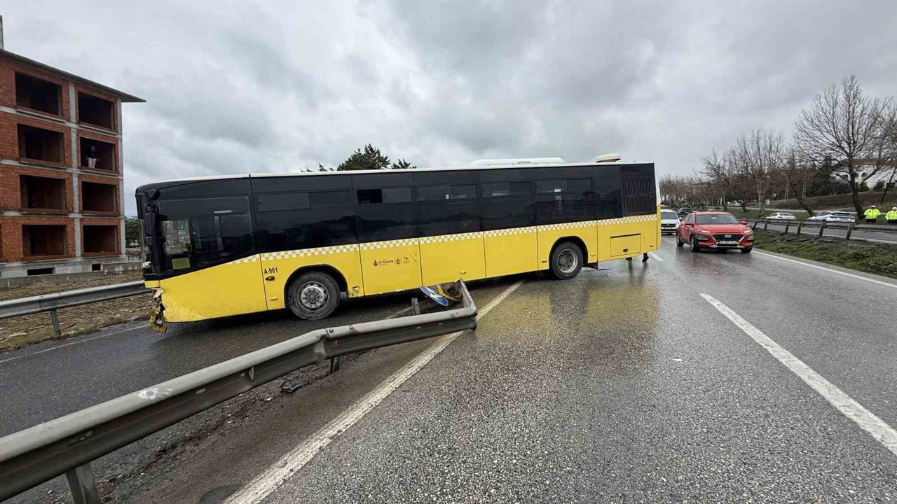 İETT otobüsü bariyere çarparak yoldan çıktı: 5 yaralı

