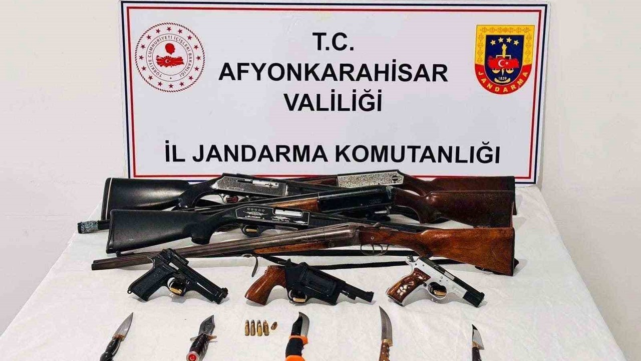 Jandarmadan ruhsatsız silah operasyonu: 8 gözaltı
