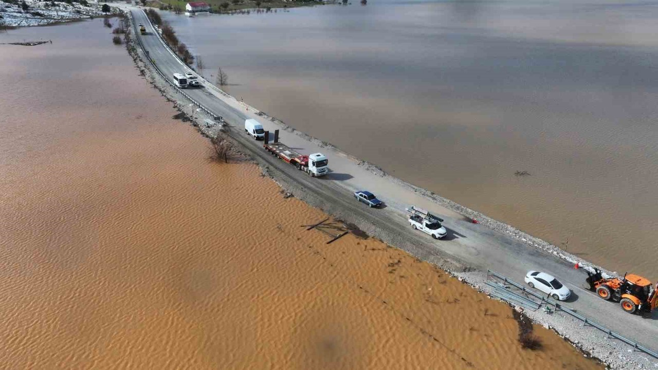 Fethiye - Antalya kara yolunda su baskını: "Ulaşım kontrollü sağlanıyor"
