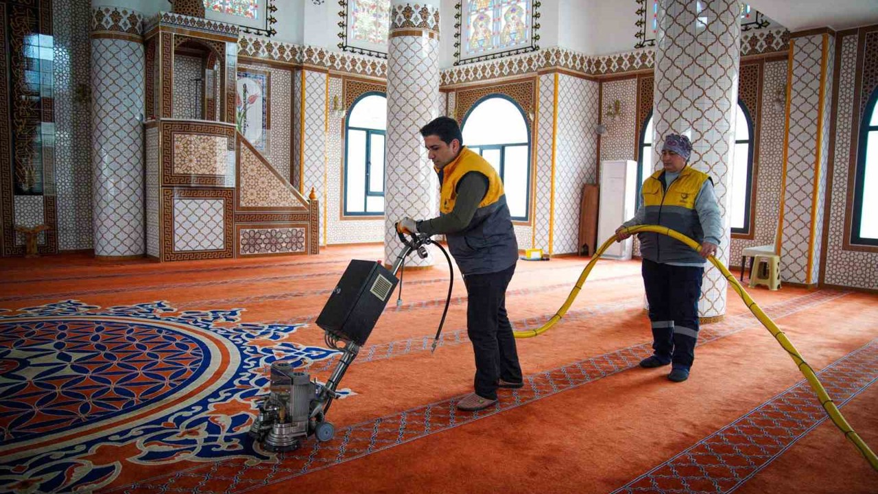 Aliağa’da Ramazan öncesi ibadethane temizliği
