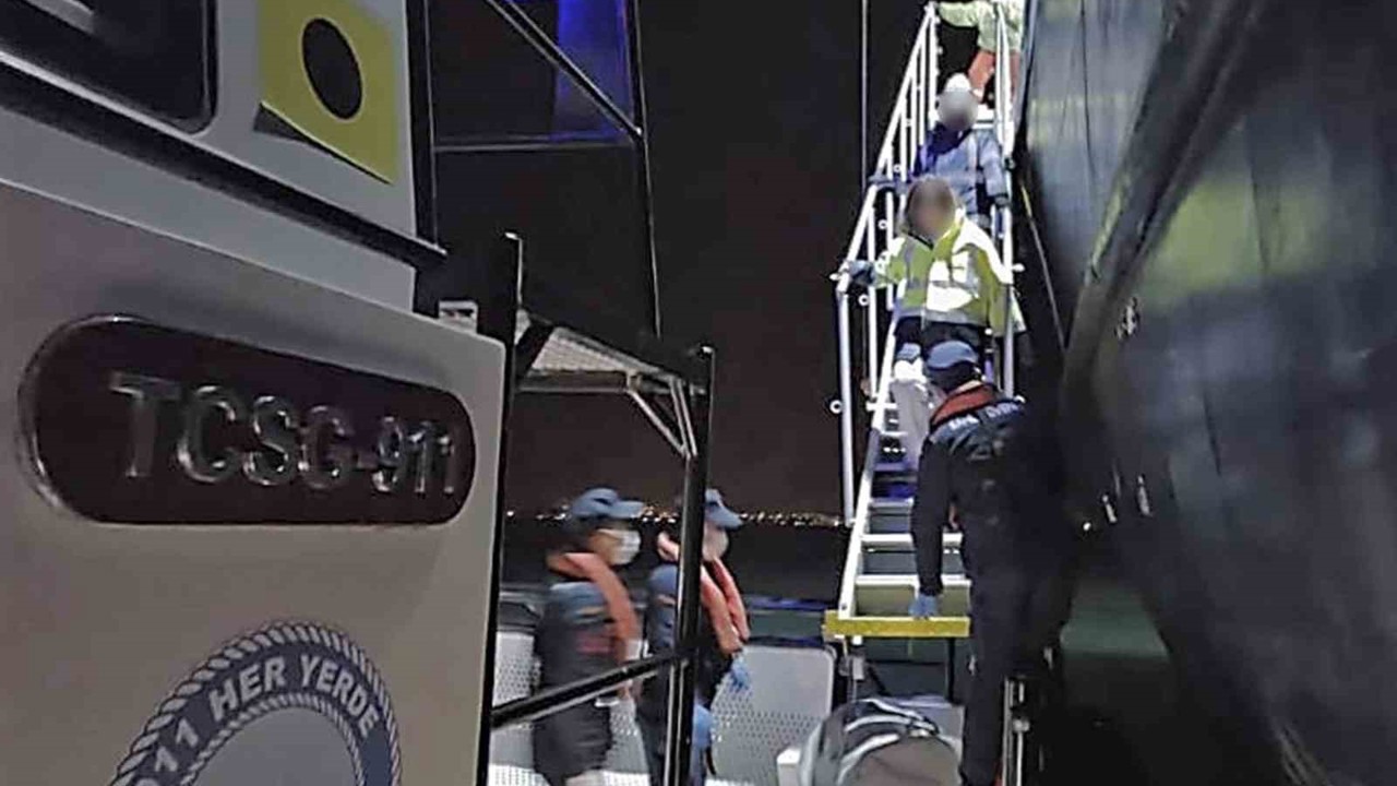 Ticari gemide yaralanan vatandaşa tıbbi tahliye
