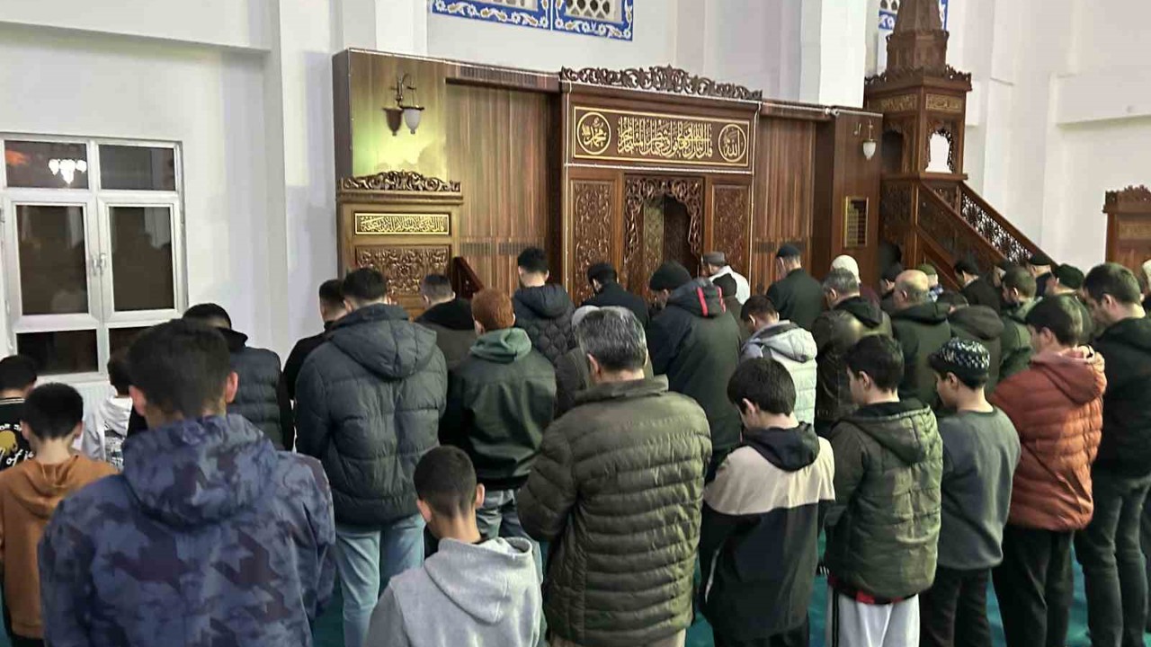Van’da Ramazan ayının ilk teravih namazı kılındı
