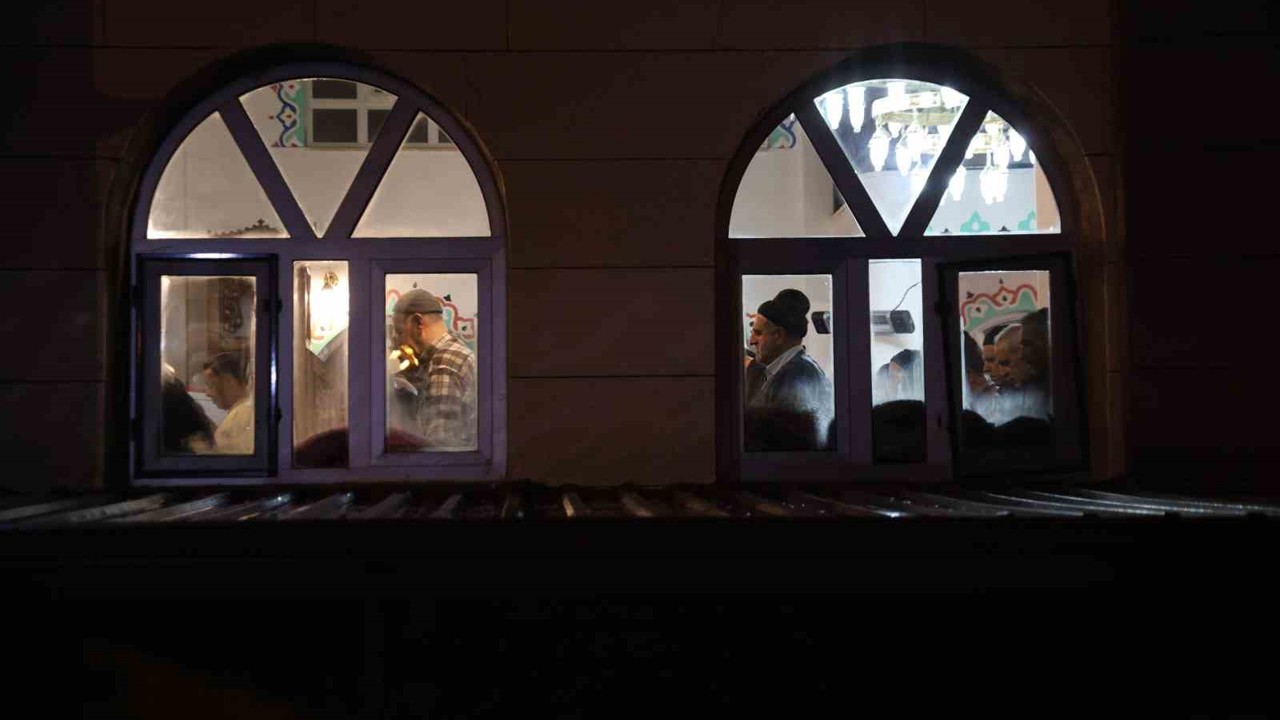 Elazığ’da Ramazan ayının ilk teravihinde camiler dolup taştı
