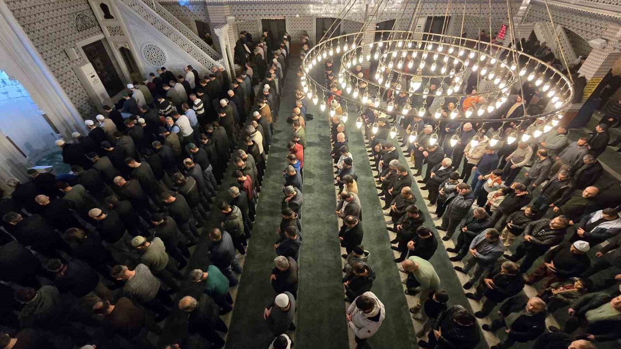 İlk teravihte vatandaşlar camiye akın etti
