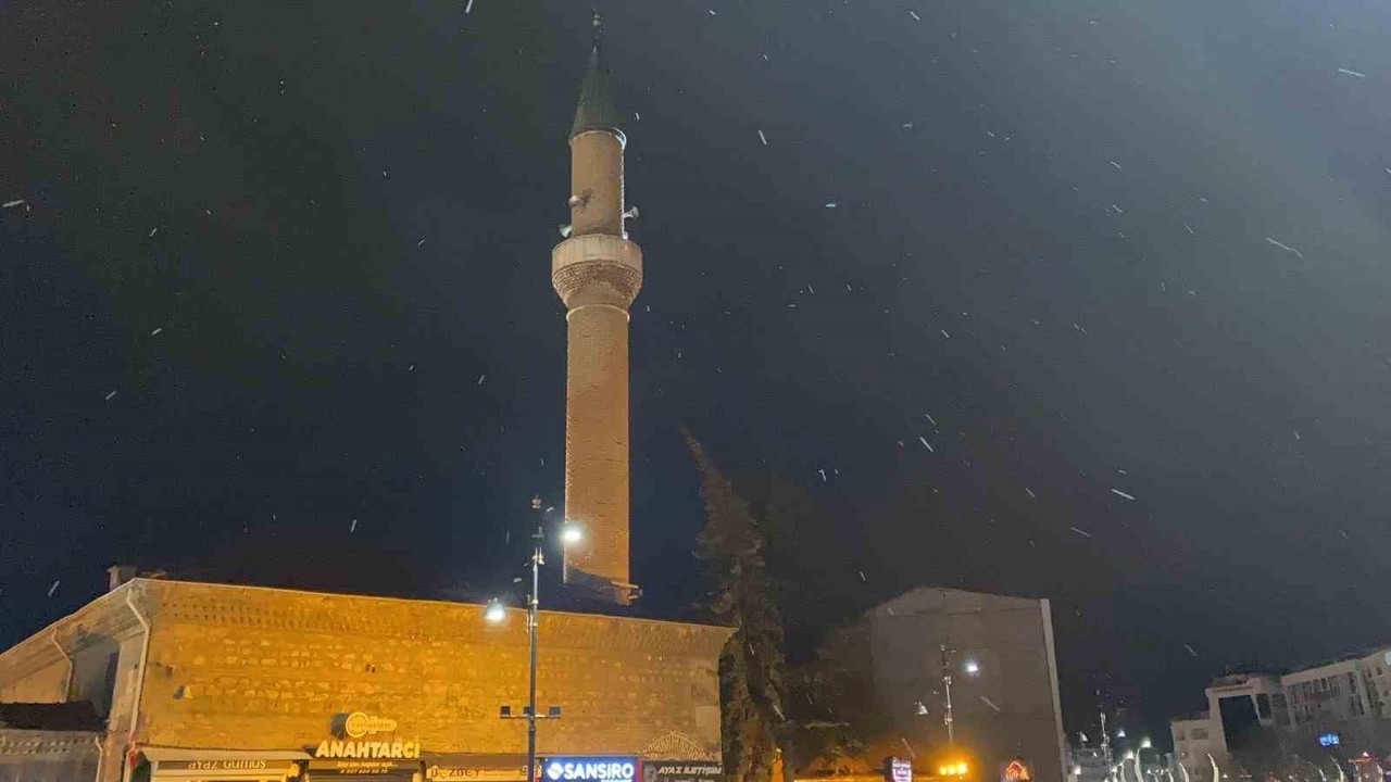 Bolu’da kar yağışı etkili oluyor
