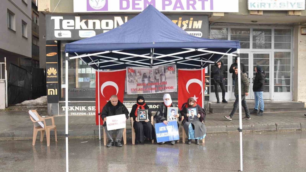 Muş’ta evlat nöbeti sürüyor
