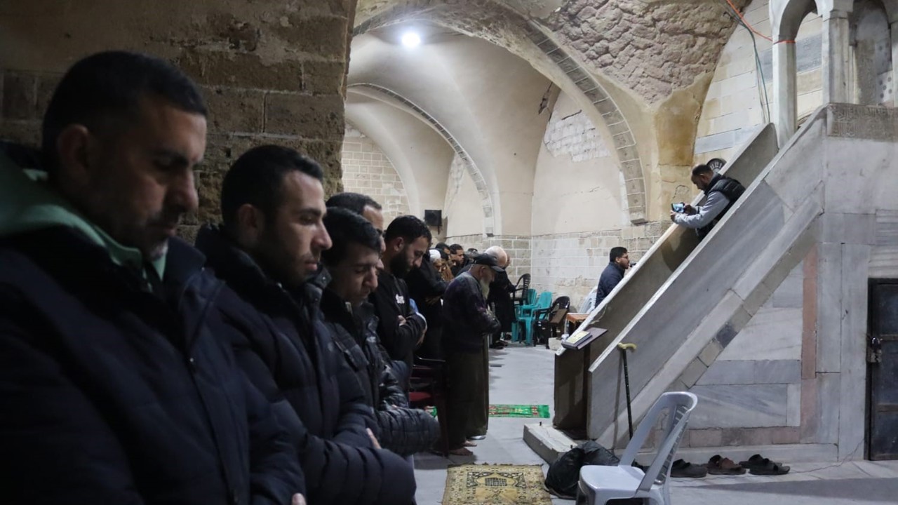 Gazze’deki Büyük Ömer Camii’nde teravih namazı kılındı

