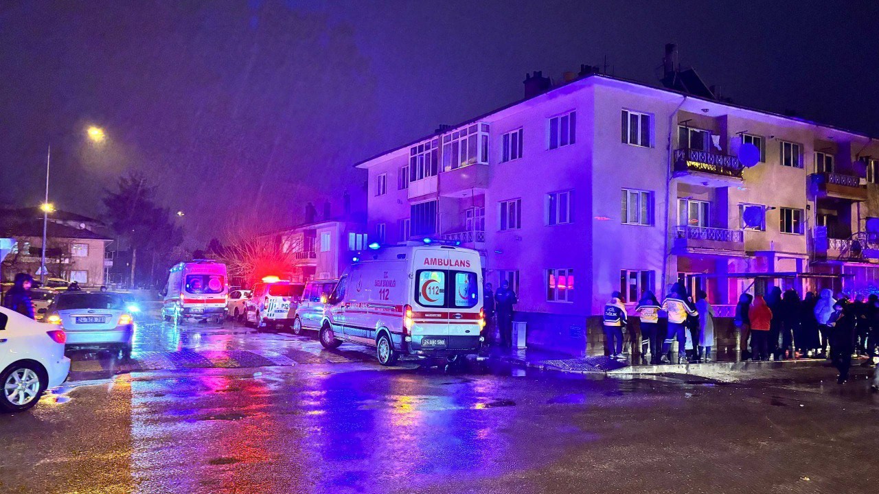 Erzincan’da yangın: 3’ü çocuk 8 kişi dumandan etkilendi
