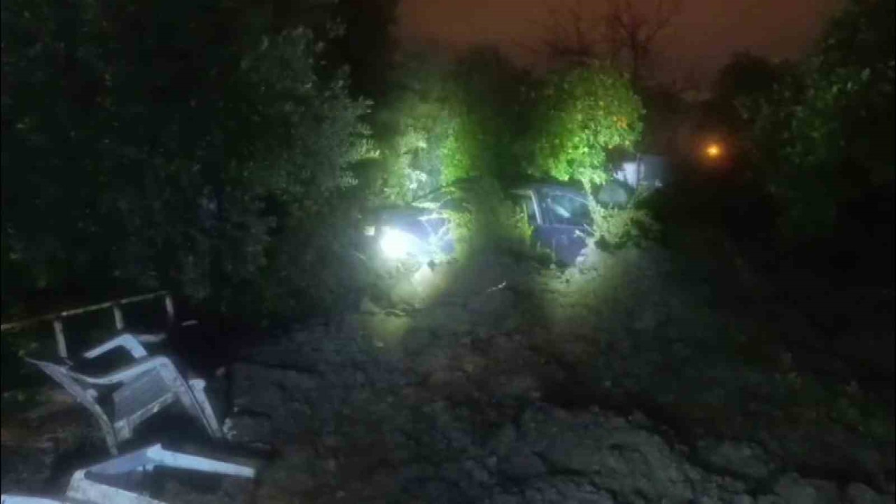 Hatay’da heyelan: Ev ve araç zarar gördü
