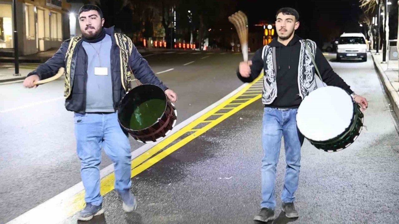 Aksaray’da Ramazan davulcuları hafif kar yağışı altında sahur mesaisine başladı
