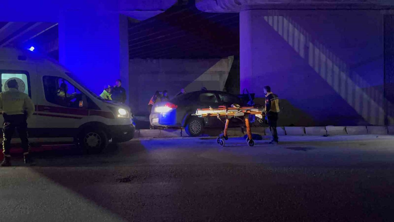 Kontrolden çıkan otomobil köprünün kolonuna saplandı: 1’i ağır 2 yaralı
