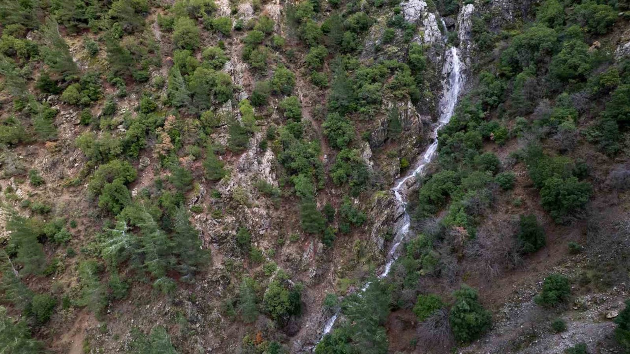 Taşkınlara neden olan yağmurlar kuruyan şelaleyi canlandırdı
