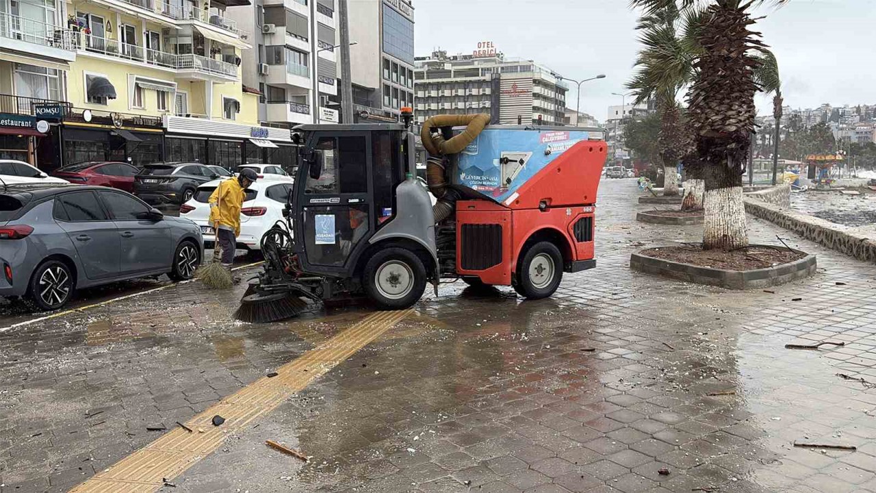 Kuşadası Belediyesi’nden sağanak ve fırtına mesaisi
