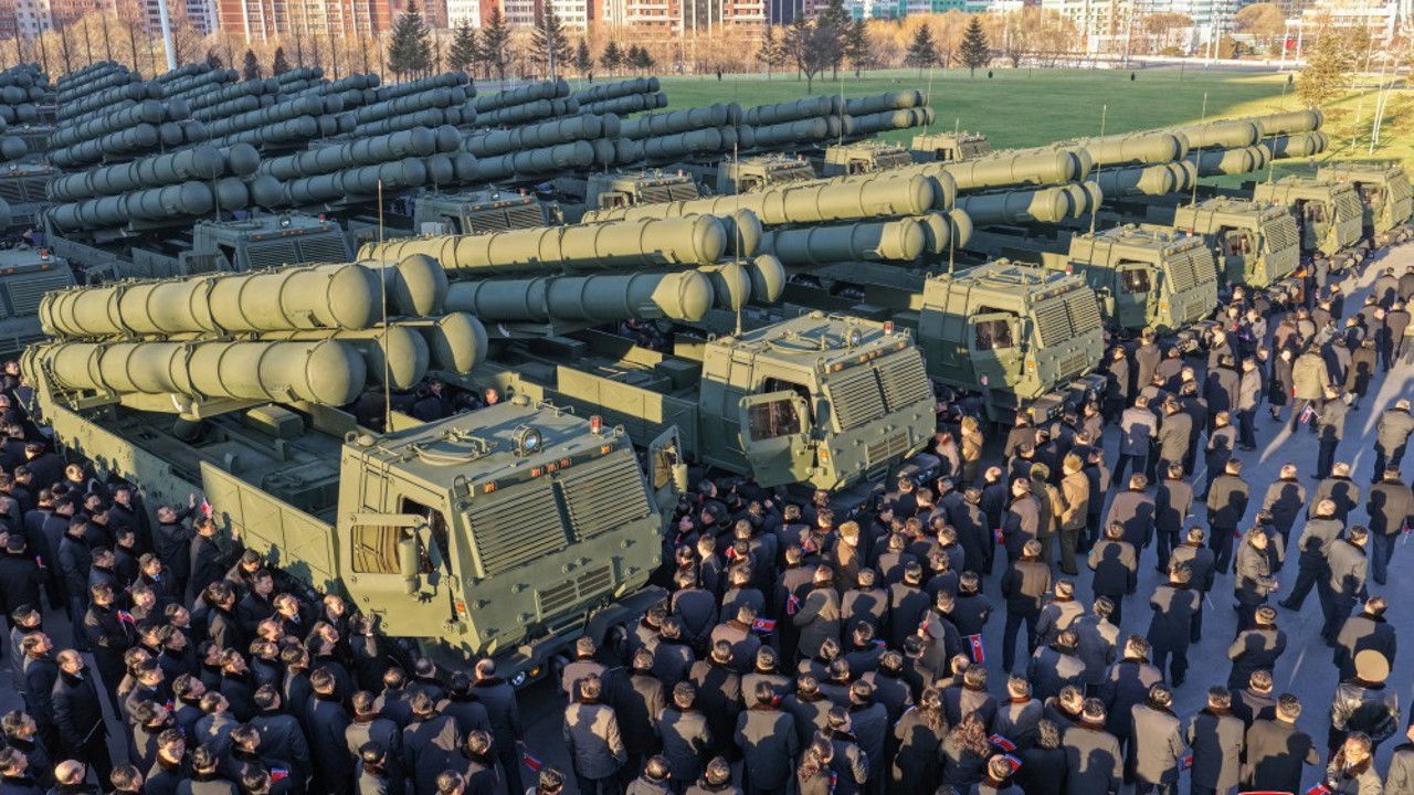 Kuzey Kore yapay zeka destekli çoklu roketatar sistemlerini tanıttı
