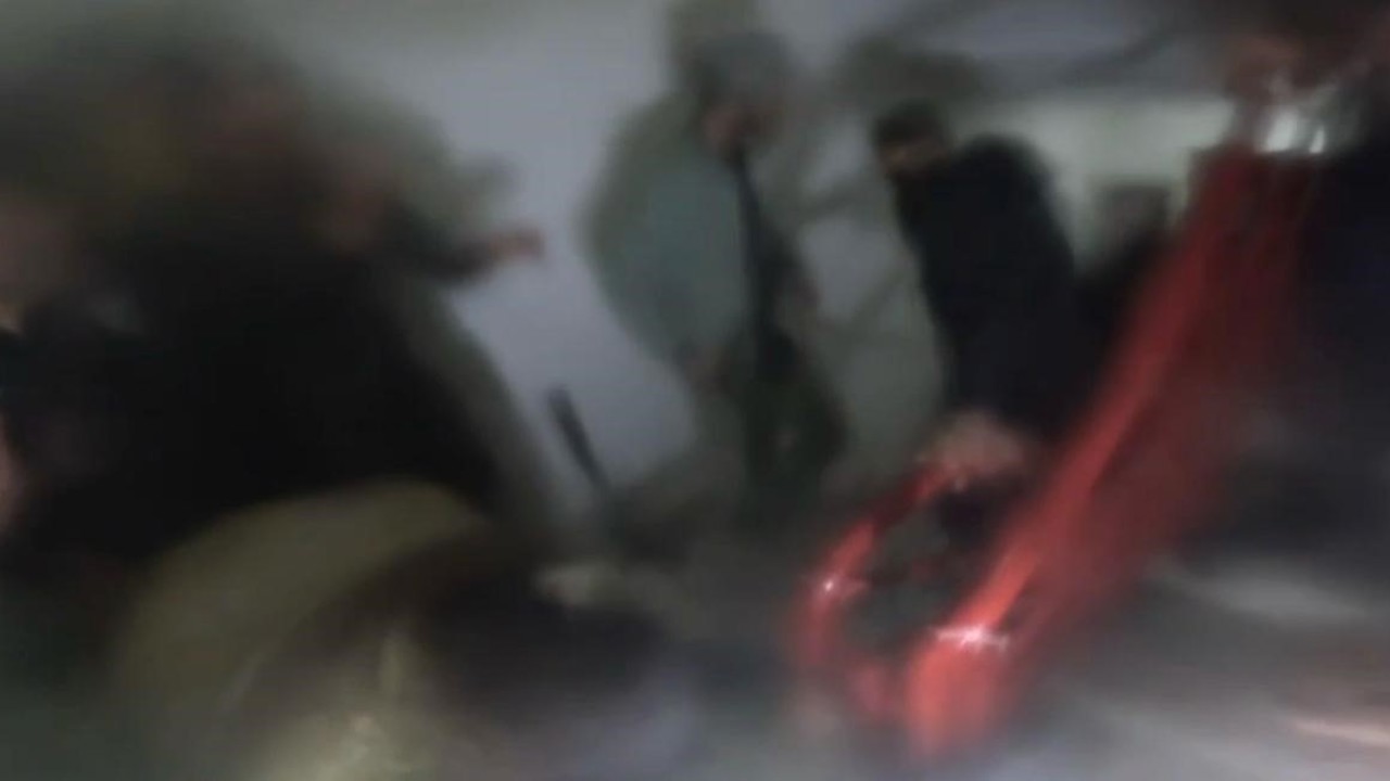 Evde dumandan etkilenen şahsı çıkartma anları kask kamerasına yansıdı
