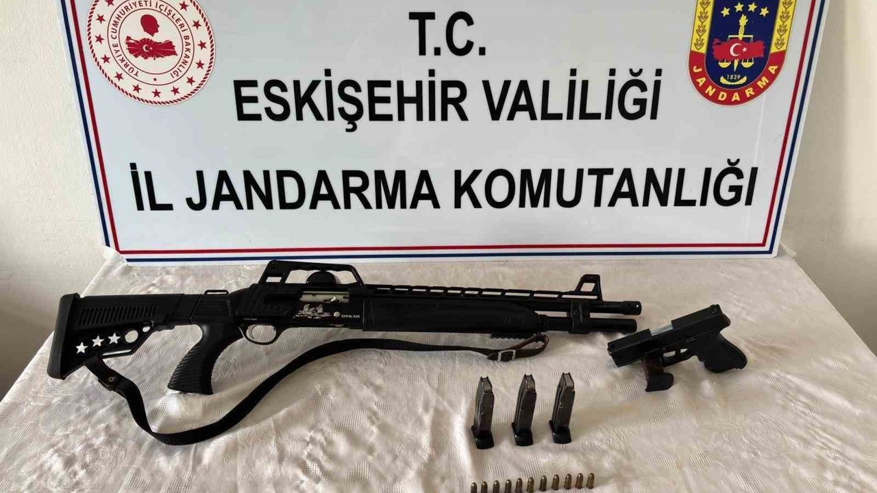 Yasa dışı silah ticareti yapan şahıs jandarmadan kaçamadı
