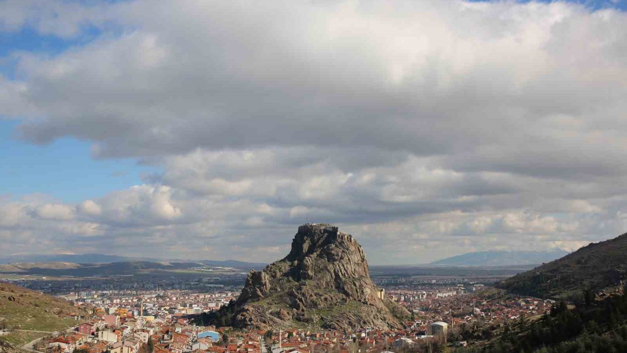 Karahisar Kalesi üzerinde bulutların dansı eşsiz manzaralar ortaya çıkardı
