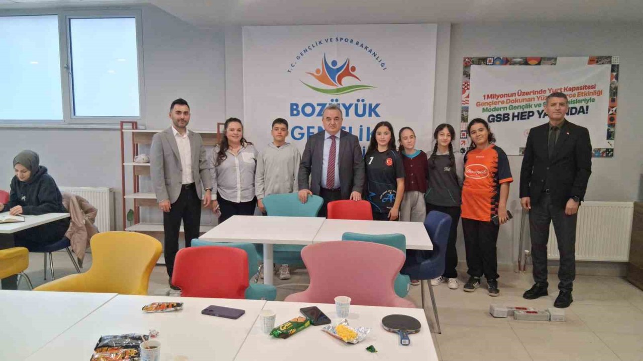 Kaymakam Öztürk Bozüyük Gençlik ve Spor Merkezi’nde öğrencilerle buluştu
