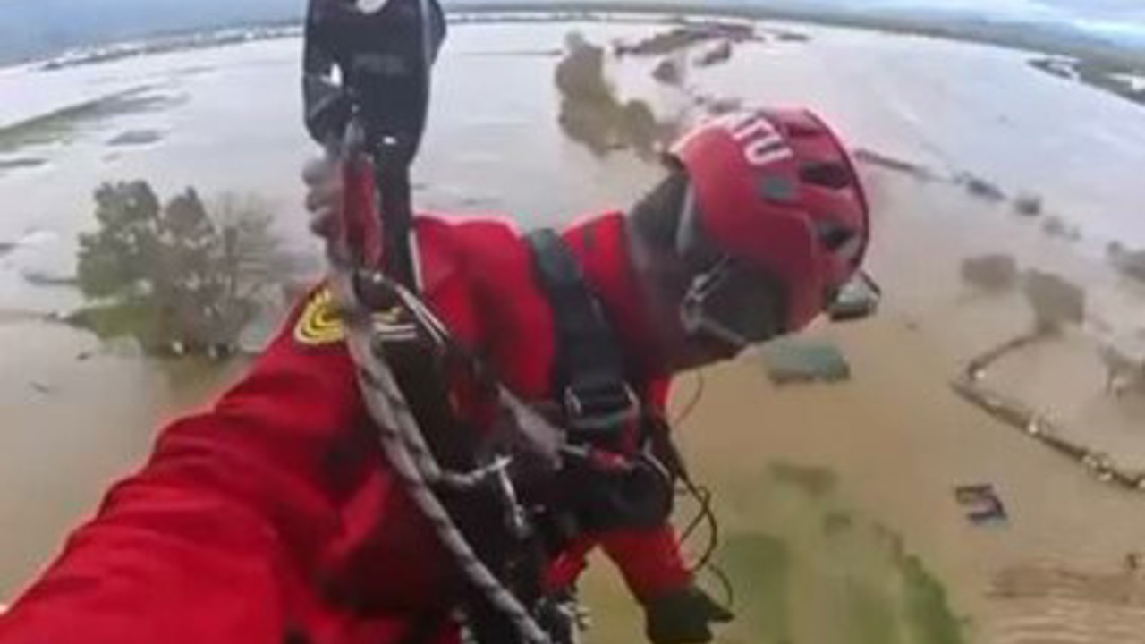 Taşkında mahsur kalan vatandaşın kurtarılma anları jandarma kamerasına yansıdı
