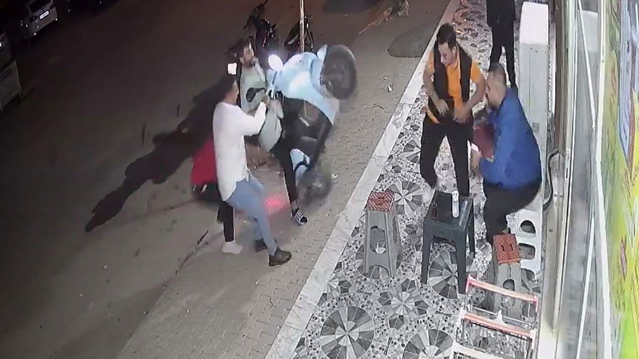 İlk kez motosiklet kullanmak istemişti: Gaz elciği basılı kalınca kaldırımda oturanlar neye uğradığını şaşırdı
