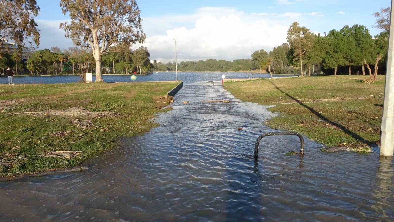 Manavgat’ta dev dalgalar Titreyengöl’ü denizle birleştirdi
