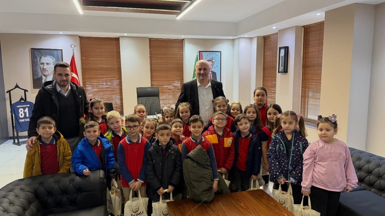 Başkan Yıldız, minik öğrencileri belediyede ağırladı

