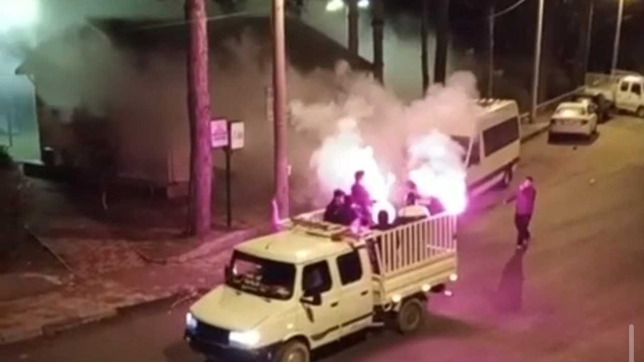 Adana’da ilk sahurda meşaleli davul şovu
